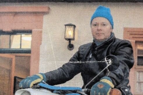 Winterbiker macht Schluss und lässt seine Simson in der Garage - Der blaue Troll samt Anhänger war viele Jahre ein Hingucker auf dem Schlosshof. Der Roller wurde bis 1964 produziert. 