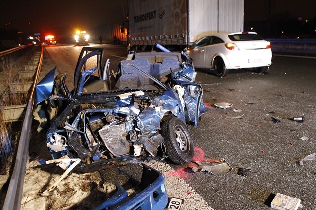 Winterchaos: Blitzeis, Verwehungen, tödliche Unfälle - Ein 27-Jähriger Subaru-Fahrer kam am Dienstagabend auf der A72 ums Leben.