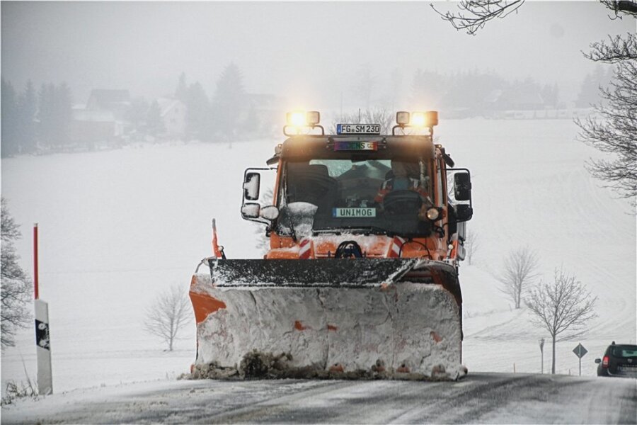 Winterdienst bei Freiberg seit der Nacht unterwegs - Der Schneefall in der Nacht zum Freitag brachte teils glatte Straßen. Die sechs Straßenmeistereien im Landkreis waren seit 3 Uhr unterwegs. 