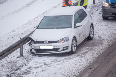 Winterdienst mit 38 Fahrzeugen unterwegs - In der Auffahrt zur A4 bei Hainichen kam der Fahrer eines VW ins Schleudern und landete in der Leitplanke. Der Fahrer blieb unverletzt.