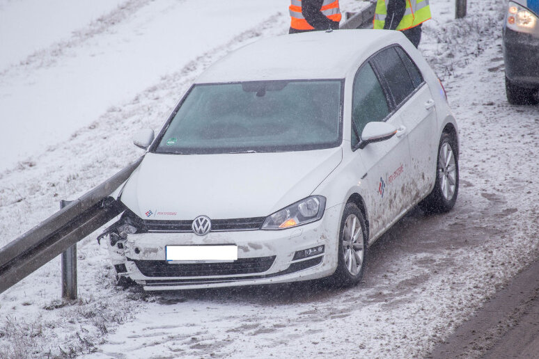 Winterdienst mit 38 Fahrzeugen unterwegs - In der Auffahrt zur A4 bei Hainichen kam der Fahrer eines VW ins Schleudern und landete in der Leitplanke. Der Fahrer blieb unverletzt.