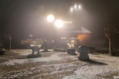 Wintereinbruch im Erzgebirge: Auf dem Fichtelberg hat es geschneit - Ein Hauch von Weiß: In der Nacht zu Dienstag hat es auf dem Fichtelberg geschneit.