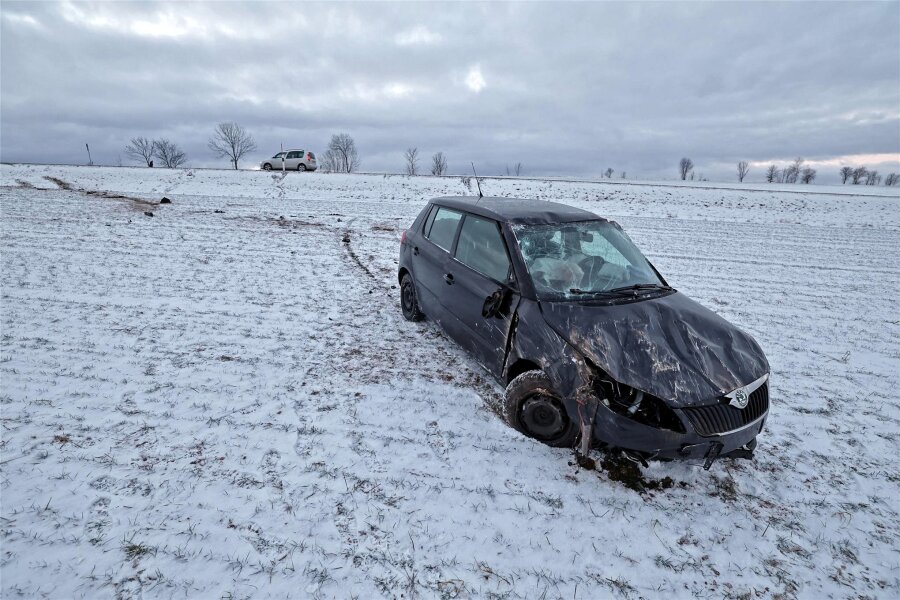Wintereinbruch im Landkreis Zwickau: So ist die Lage Dienstagmorgen auf den Straßen - Ein Škoda kam auf der S 255 zwischen Zschocken und Hartenstein von der Straße ab.
