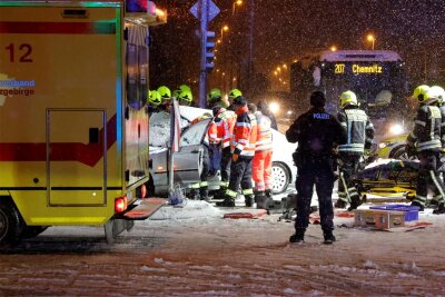 Wintereinbruch in Chemnitz: Zwei Kinder bei Unfall auf der B 174 verletzt - Auf der B 174, Zschopauer Straße, ist am Freitagabend ein BMW mit einem Ampelmast kollidiert. Drei Personen wurden leicht verletzt.