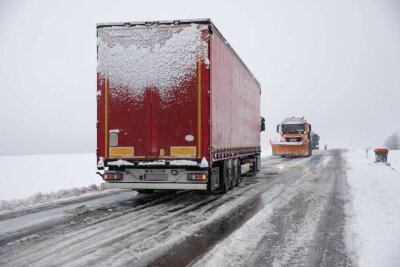 Wintereinbruch in Sachsen: Der Schnee hatte die Straßen im Griff - 