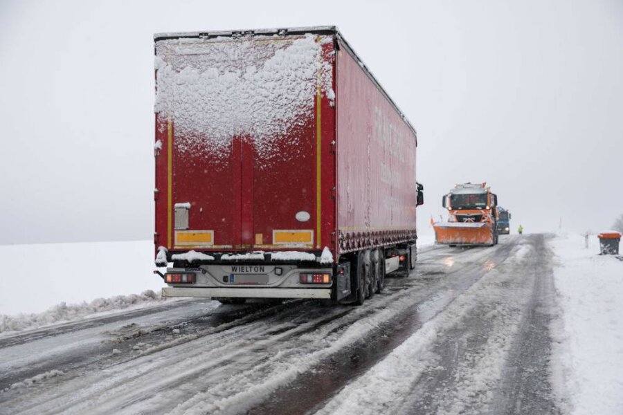 Wintereinbruch in Sachsen: Der Schnee hatte die Straßen im Griff