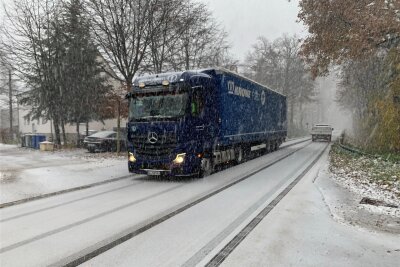 Wintereinbruch: Pkw mit Sommerreifen überschlägt sich auf der Autobahn 4 bei Crimmitschau - Schneeschauer am Freitagvormittag in Heinrichsort: Binnen Minuten war die Fahrbahn weiß.