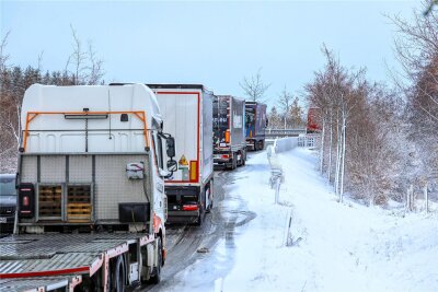 Wintereinbruch: Starke Schneefälle sorgen im Erzgebirge für Unfälle und Staus - Der Schneefall hat am Freitag unter anderem Lkw-Fahrern im Erzgebirge zu schaffen gemacht, die mit ihren Fahrzeugen liegen blieben.