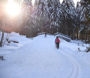 Wintererlebnis für Hartgesottene - Skilanglaufen bis die Sonne am Horizont verschwindet: Der Stoneman Miriquidi Snow bietet eine viertägige, über 130 Kilometer führende Etappentour vom Fichtelberg bis zum Schneckenstein. 