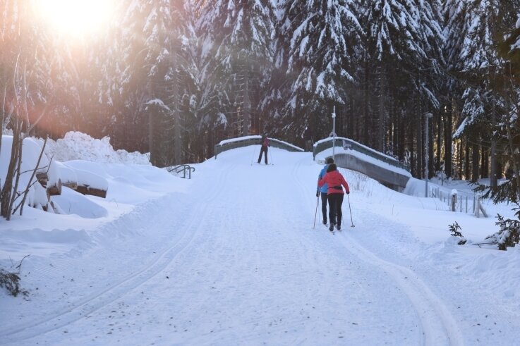 Wintererlebnis für Hartgesottene - Skilanglaufen bis die Sonne am Horizont verschwindet: Der Stoneman Miriquidi Snow bietet eine viertägige, über 130 Kilometer führende Etappentour vom Fichtelberg bis zum Schneckenstein. 
