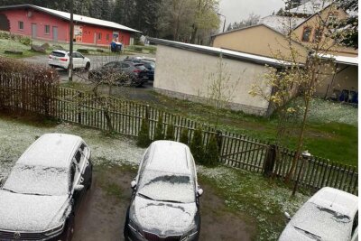 Wintergruß im April: Eingeschneite Autos in Schöneck - Ein Hauch von Winter und Schnee im April: Mittwochmorgen in Schöneck.
