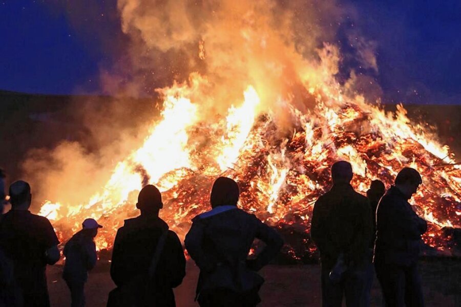 Winterhexen sollen brennen - Müllberge jedoch nicht - Das Feuer soll zu Geselligkeit einladen. 