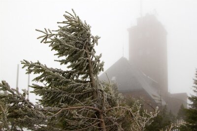 Winterliche Verhältnisse sind am Samstag nach vergleichsweise milden Temperaturen der vergangenen Tage auf dem Fichtelberg eingekehrt. 