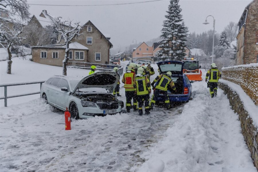 Winterliche Straßenverhältnisse im Erzgebirge: Zwei Pkw stoßen in Mildenau frontal zusammen - Auf der Dorfstraße in Mildenau stießen zwei Fahrzeuge frontal zusammen.