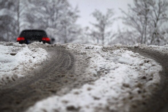 Winterliche Straßenverhältnisse: Mehrere Unfälle auf A4 und A72 am Sonntag - 