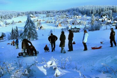 Winterprojekte in Mühlleithen mit Fragezeichen - Wintertraum Mühlleithen: Der Hang ist nicht nur bei Skifahrern, sondern auch bei Rodlern sehr beliebt. 