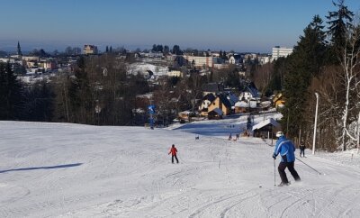 Wintersport: Das geht in den Skigebieten des Vogtlands - Traumwetter zum Saisonstart: der Lift am Schießhausberg in Schöneck. 