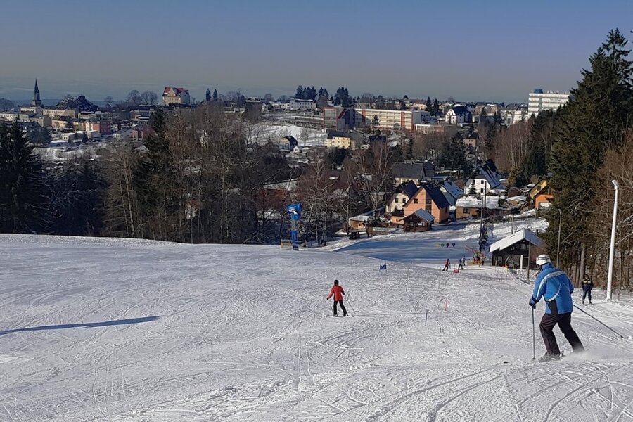 Wintersport: Das geht in den Skigebieten in Schöneck, Erlbach, Grünbach und Carlsfeld - Traumwetter zum Saisonstart: der Lift am Schießhausberg in Schöneck.
