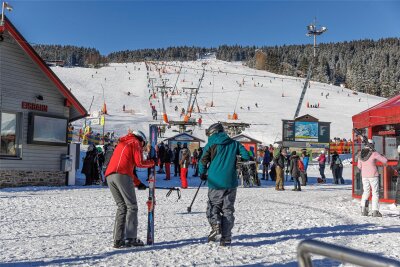 „Wintersport im Klimakonflikt?“: Diskussionsrunde in Oberwiesenthal - Im Januar herrschte Kaiserwetter in Oberwiesenthal. Die Pisten waren voll.