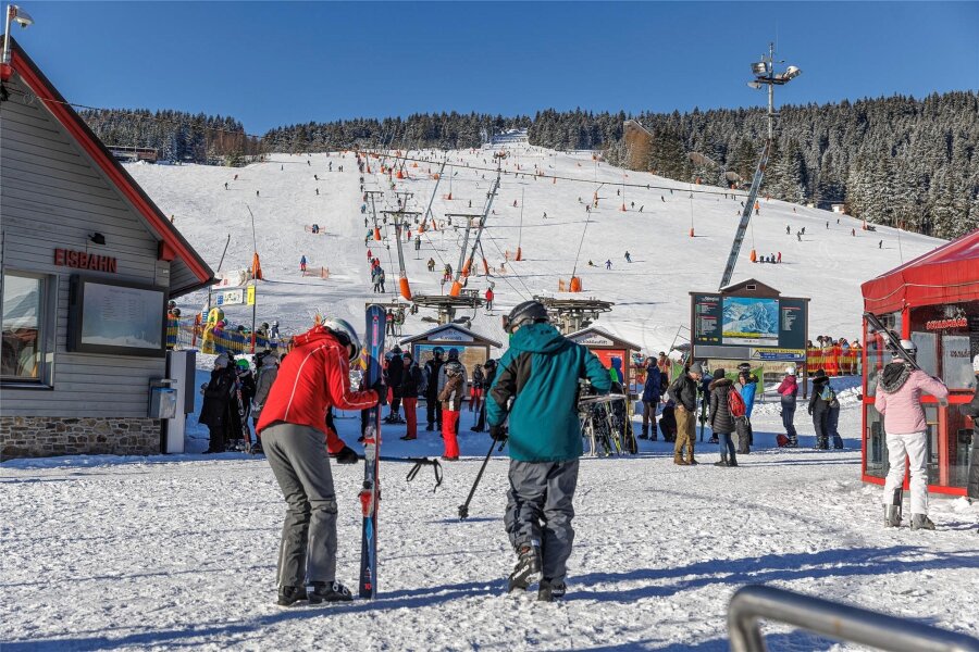 „Wintersport im Klimakonflikt?“: Diskussionsrunde in Oberwiesenthal - Im Januar herrschte Kaiserwetter in Oberwiesenthal. Die Pisten waren voll.