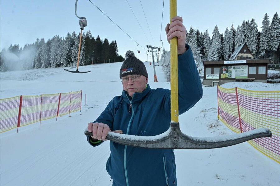Wintersport in Carlsfeld: Skifahren am Hirschkopf ab Samstag wieder möglich - Christoph Beetz, der Vorsitzende des Skiclubs Carlsfeld, bei Vorbereitungen für den Neustart am Hirschkopf.