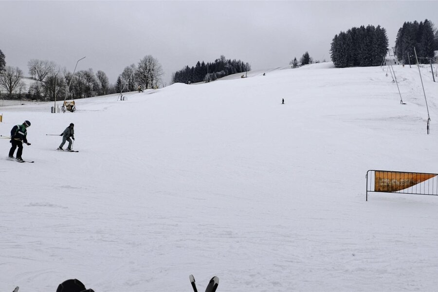 Wintersport in Mittelsachsen: Nur an den Hängen kann noch gewedelt werden - Am Skilift in Holzhau gab es am Samstagnachmittag die Gelegenheit für Wintersport.