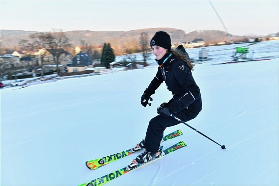 Wintersport: Sonniger Neustart am Skihang in Falkenau - Wintersport am Skihang in Falkenau. Die 18-jährige Emma Thierbach war rasant unterwegs. 
