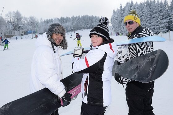 Wintersportbedingungen in der Region - Eidan Zenuni, Lisa Mally und Tim Freitag (von links) haben alles richtig gemacht: Für ein paar Abfahrten auf dem Altenberger Hang haben sich die Drei kurzentschlossen auf den Weg gemacht.