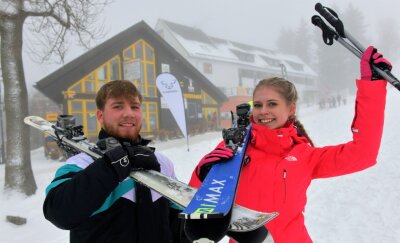 Wintersportsaison in Sachsen beginnt: Das Wichtigste zu den Pisten in der Region - Anne und Alexander lockte der winterliche Fichtelberg sogar aus dem Raum Stuttgart nach Sachsen. Ab Freitag heißt es: Ski Heil! 