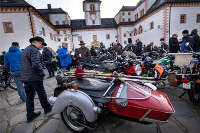 Wintertreffen der Motorradfahrer auf Schloss Augustusburg: Ticketverkauf gestartet - Im Januar dieses Jahres hatte ein Teilnehmer alte Ski auf sein Seitenwagen-Motorrad geschnallt.