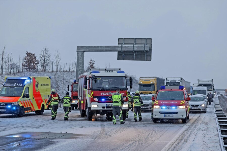 Winterwetter im Landkreis Zwickau: So ist die Lage am Donnerstag auf den Straßen - Die Feuerwehr war am Donnerstag auf der A 4 zwischen Hohenstein-Ernstthal und Glauchau-Ost im Einsatz.