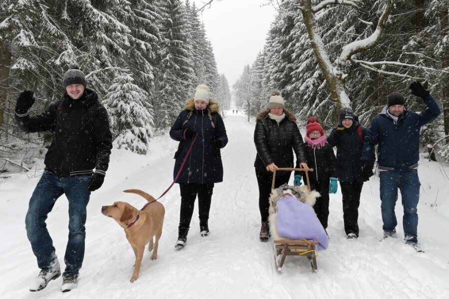 Haben am Samstag eine Winterwanderung unternommen (v.li.) Philipp Sommer und Anna Unger mit Hündin Elli sowie Stefanie Rehm mit Finja im Schlitten, Marie Rehm, Felix Rehm und Ralf Griesbach.