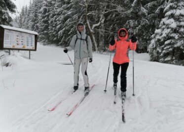 Winterwetter lockt in die Loipen im Erzgebirge - Grit Kittig (li.) und Ina Stefan sind am Samstag auf der Kammloipe unterwegs gewesen. 