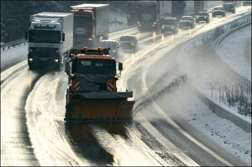 Eisregen, Glätte und neue Schneefälle sorgen deutschlandweit für erhebliche Verkehrsbehinderungen. Auf dem Flughafen Frankfurt kam der Betrieb stundenlang zum Erliegen, auf zahlreichen Autobahnen und Straßen stauten sich die Autos.