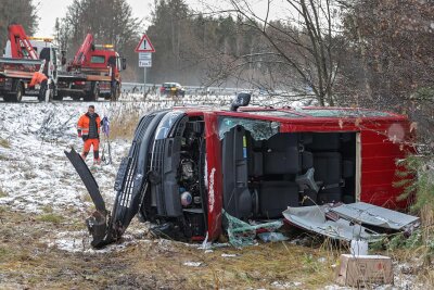 Winterwetter: Zwei Unfälle auf der A 4 zwischen Wüstenbrand und Limbach-Oberfrohna - Die Fahrerin dieses VW-Transporters wurde im Fahrzeug eingeklemmt. Die Feuerwehr musste das Autodach aufschneiden.