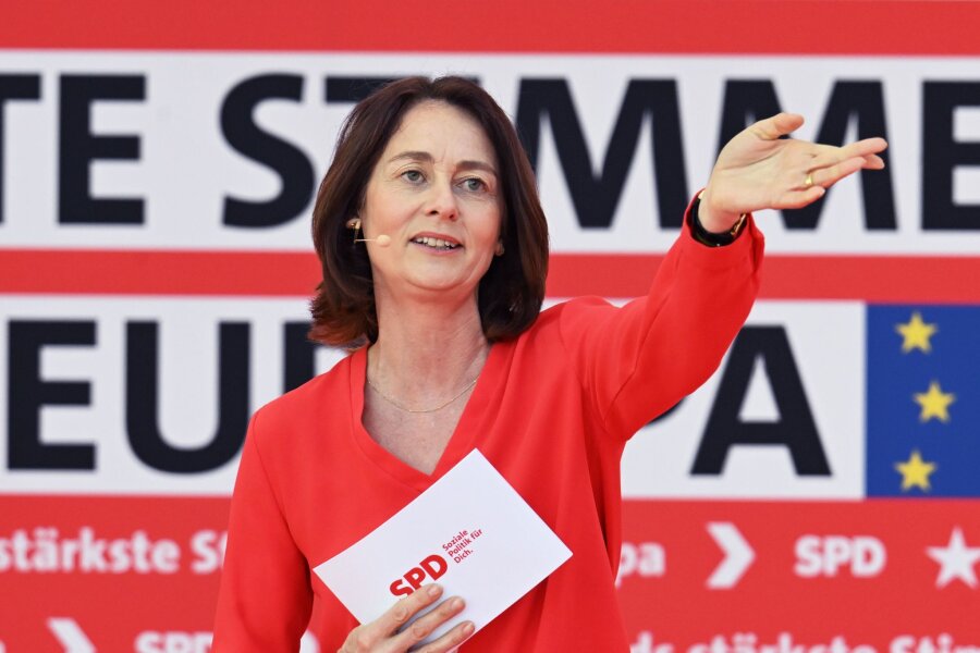 "Wir brauchen eine wache und mutige Zivilgesellschaft" - Katarina Barley, Spitzenkandidatin der SPD zur Europawahl, spricht bei einer Großkundgebung der SPD zur Europawahl.
