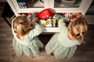 „Wir ernähren unsere Kinder zuckerarm“ - Die besondere Knabbereien-Schublade: Hier dürfen sich die beiden Zwillingsmädchen Freda und Nika ab und zu bedienen.