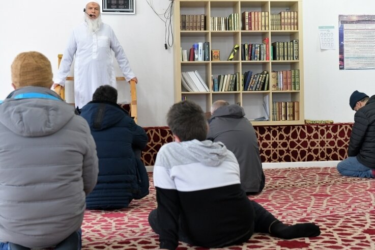 "Wir freuen uns das ganze Jahr darauf" - Zum Freitagsgebet hatte der Kultur- und Bildungsverein Freiberg am 1. April den Imam Sami Abulila eingeladen. 