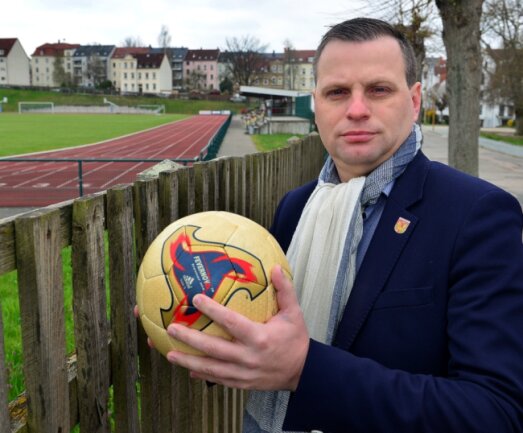 In Mittelsachsen rollt in der Saison 2020/21 kein Ball mehr: Auch Andreas Schramm, Präsident des Fußball-Kreisverbandes, kommt derzeit nicht auf den Platz - hier an der Jahnkampfbahn in Frankenberg. 