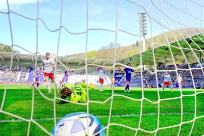 „Wir haben das Glück erzwungen“: Stimmen zum 2:1-Heimsieg des FC Erzgebirge Aue gegen den SC Freiburg II - Kilian Jakob erzielte das 1:0.