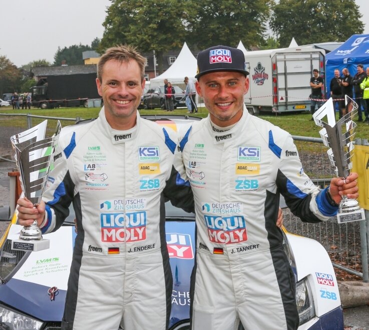 "Wir haben das Maximale für uns rausgeholt" - Es ist ihnen anzusehen: Julius Tannert (rechts) und Beifahrer Jan Enderle konnten mit Platz 3 bei der Cimbern Rallye gut leben. 