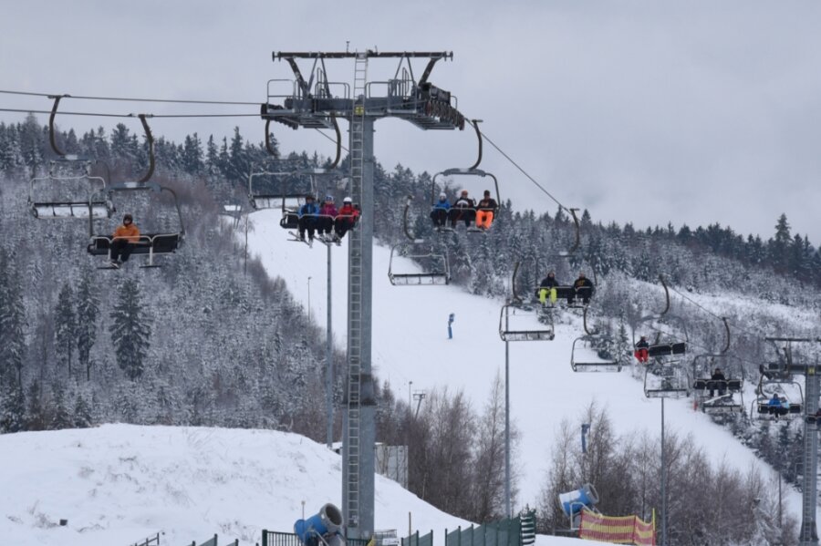 "Wir haben dem Start der Wintersaison entgegengefiebert" - Die Skiwelt in Schöneck war am Wochenende sehr gut besucht. Auch der Lift wurde in Betrieb genommen.