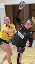 "Wir haben uns von der Hektik anstecken lassen" - Vier Treffer steuerte Lisa Helbig (r.) beim 32:22-Sieg der Schneeberger Sachsenliga-Handballerinnen gegen den SC Markranstädt II bei. 