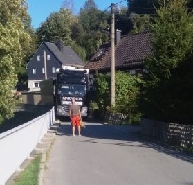 "Wir konnten einst auf der Straße Federball spielen" - Der verwinkelte und schmale Ahnerweg in Burkhardtsdorf: Immer wieder passiert es, dass Laster stecken bleiben. An dieser Stelle wohnt auch Mandy Bachmann.