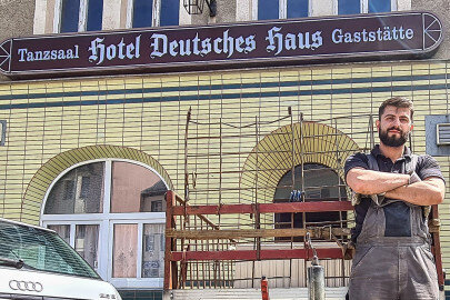 "Wir lassen uns nicht beleidigen": Türkischer Inhaber von Lößnitzer Pension wehrt sich - Stadtbekannte Fassade, neues Gesicht: Müslüm Yilmaz vor dem Deutschen Haus in Lößnitz. 