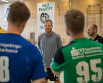 "Wir liegen absolut im Plan" - Positive Zwischenbilanz: Die HSG-Trainer Alexander Matschos (M.) und Uwe Lange haben ihre Schützlinge seit Anfang Juni um sich geschart und bereits die Grundlagen für die neue Saison gelegt. 