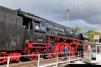 "Wir müssen einen Teil der Kosten umlegen" - Steigende Kohlepreise machen Dampflok-Verein in Glauchau zu schaffen - Dieser 100-Tonnen-Koloss - eine Dampflok der Baureihe 01 519 - "parkt" derzeit im Bahnbetriebswerk in Glauchau. 