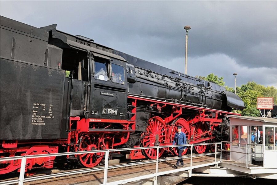 Dieser 100-Tonnen-Koloss - eine Dampflok der Baureihe 01 519 - "parkt" derzeit im Bahnbetriebswerk in Glauchau. 