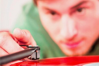 Wir Plattenkinder - Faszination Vinyl: Das Ritual des Schallplattenauflegens macht konservierte Musik begreifbar - weil es ihrer theoretisch unendlichen Reproduzierbarkeit die richtigen Grenzen setzt.