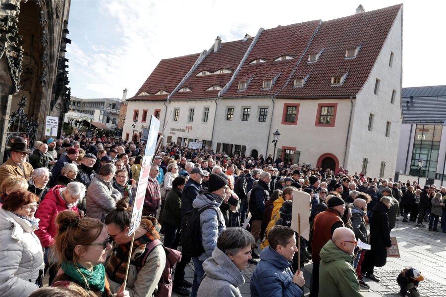 „Wir sind bunt“: 650 Zwickauer demonstrieren für Menschenwürde - 650 Teilnehmer versammelten sich auf dem Domhof. Mehrere Reden wurden gehalten.